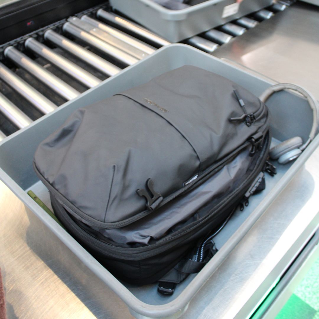 Hvad er forskellen på personlig genstand og håndbagage ved flyrejser?