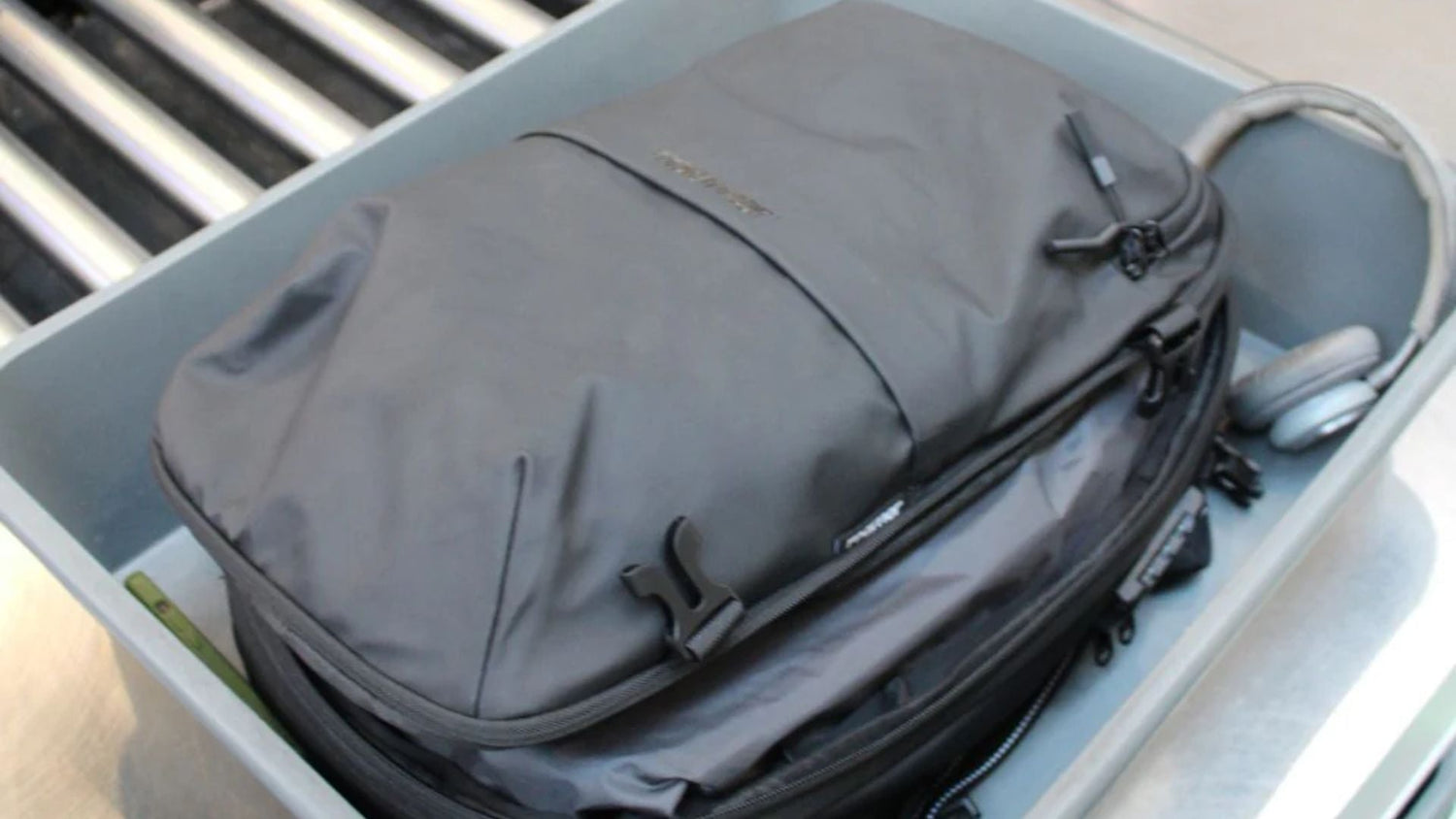 Hvad er forskellen på personlig genstand og håndbagage ved flyrejser?